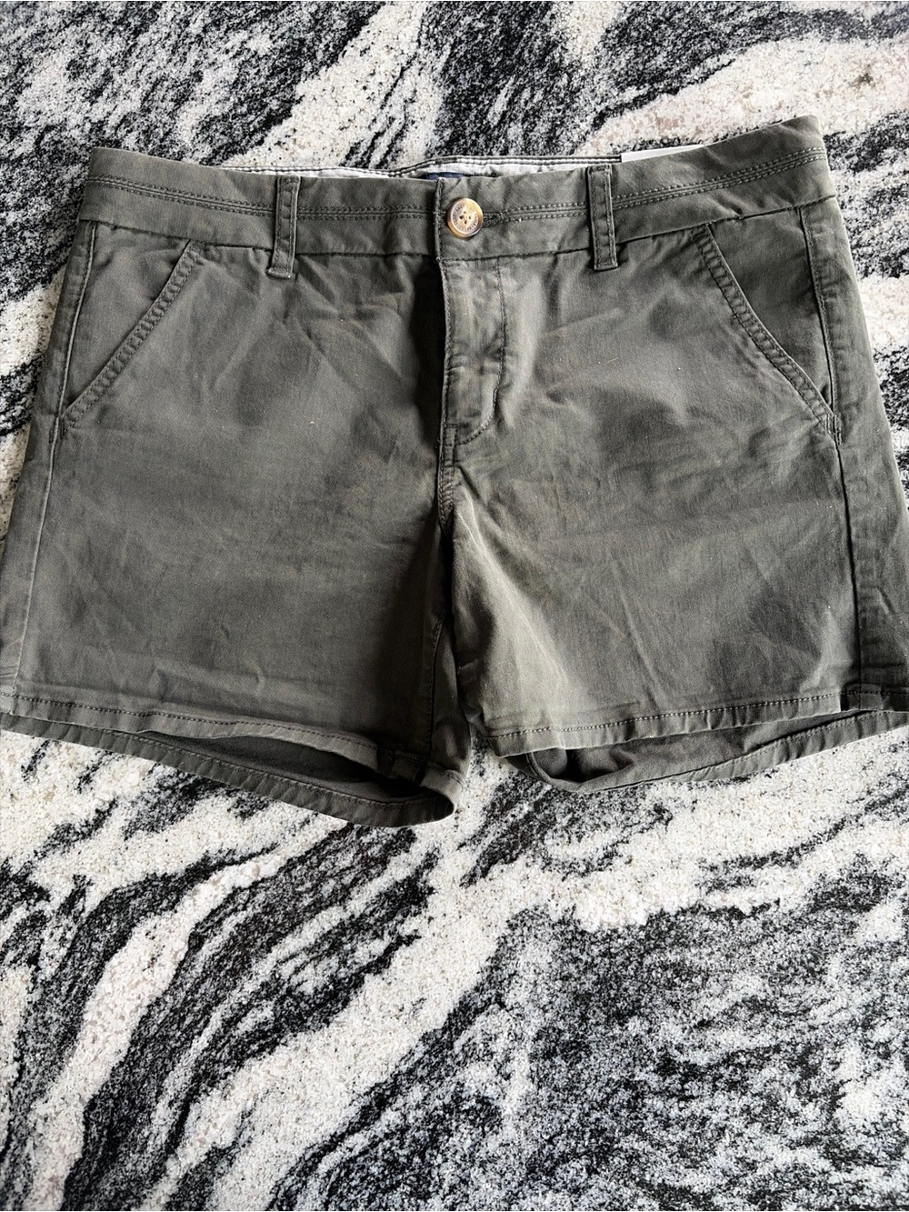 New AE American Eagle Low Rise Midi Khaki Chino Shorts dark olive Green size 10